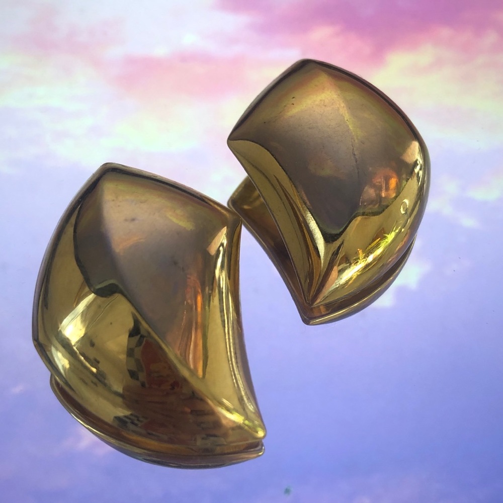 VTG 80s Glam Kite-Shaped Post Earrings in Gold